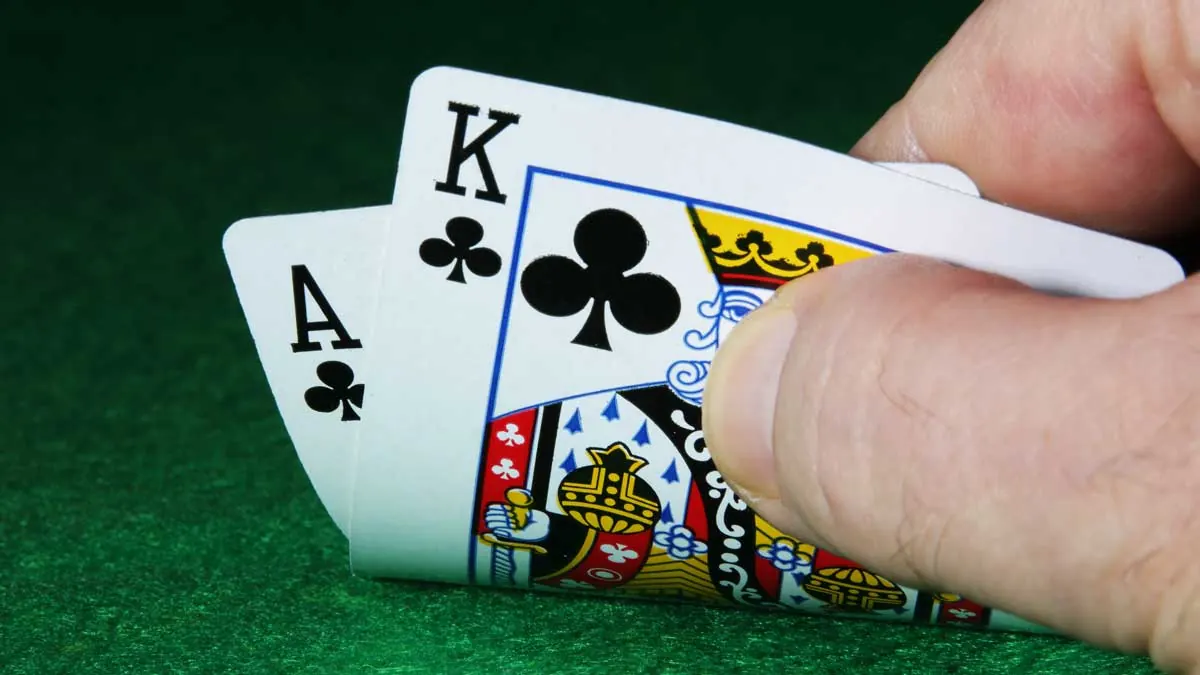 Kartu As dan King di tangan pemain poker