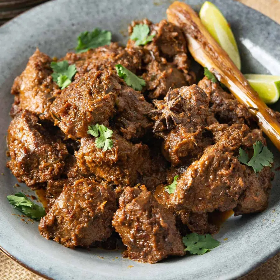 Hidangan rendang khas Indonesia