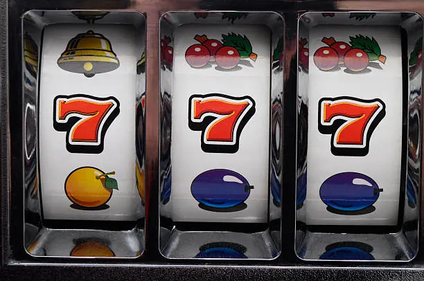 Deretan mesin slot modern dengan layar penuh warna