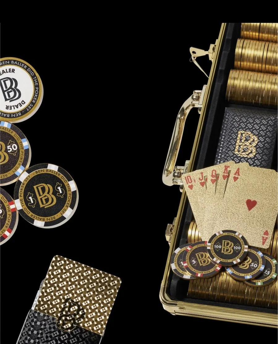 Koper berisi chip poker emas dan kartu